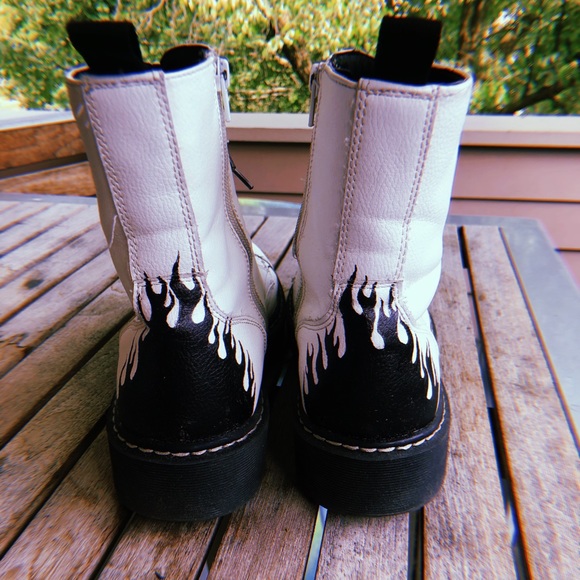 ⛓️BARBED FLAME BOOTS⛓️ - Picture 5 of 6
